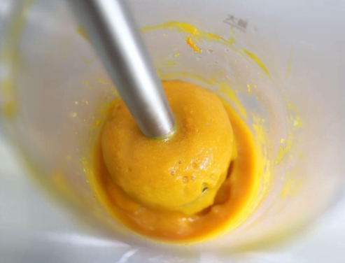 2個(gè)雞蛋做11杯蛋糕，不打發(fā)雞蛋不放黃油，拌一拌就烤蓬松暄軟